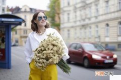 橙色衣服穿搭技巧 女生橙色服装搭配什么颜色好看