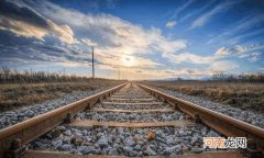 铁轨为什么不直接铺设在地面上