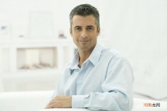 中年人有白发最好别“染发”，试试这几种精干的发型，减龄又年轻