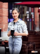 70岁奶奶凭借穿搭出圈，烈焰红唇高跟鞋一样不落，气质不输年轻人