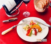 正确吃西餐刀叉拿法 西餐刀叉拿法摆放