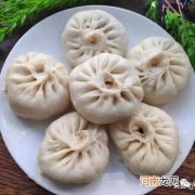 老妈包的素馅包子，比放肉的还好吃，一气能吃5个 .