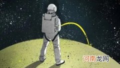 对着通电的电源插座尿尿会触电吗？