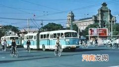 公共汽车最早是什么时候出现的？