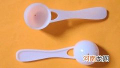 奶粉勺底部的小洞有什么用？