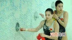 跳水运动员为何每次跳完之后还要冲凉？