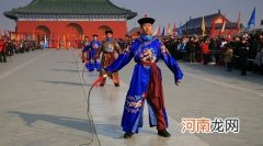 清朝皇帝上朝为何抽三鞭子？