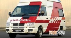 国外救护车上的AMBULANCE为什么反着写？