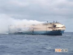 货轮海上起火大众赔惨 上千豪车遭殃！