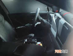 岚图首款轿车内饰谍照曝光 或配4块屏幕