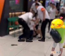 父母：她有抑郁症 女子吃霸王餐被拦下飞踢店员