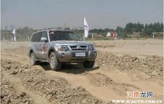 车跑起来感觉像路不平似的，汽车跑平路一颠一颠