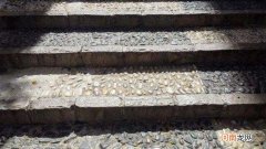 爬楼梯什么意思