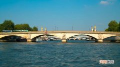 塞纳河畔的春水什么梗