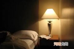 长期开灯睡觉有害身体健康吗 长期开灯睡觉有什么危害