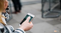 如何简单黑进别人的手机 怎么黑进对方手机看聊天记录