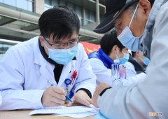 三甲医院主任医师一个月工资多少 主刀医生一个月的收入