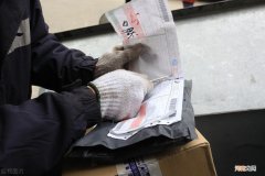 顺丰快递工资怎么算的 顺丰快递员的真实工资多少钱一个月