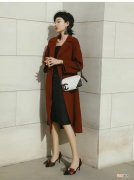 红色上衣怎么配最好看 红色外套配什么颜色内搭最好看