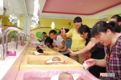 为什么医院给新生儿游泳 医生为什么不建议婴儿游泳