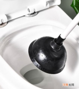 坐便器堵塞疏通的最好办法 厕所堵了用什么通最方便最快