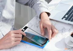 手机出厂膜好还是钢化膜好 手机自带的膜好还是钢化膜好