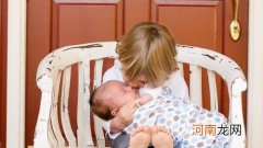 刚出生的宝宝如何照顾 初生婴儿的护理知识