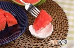 西瓜沾盐吃有什么作用 西瓜为什么沾盐吃