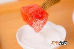 西瓜沾盐可以治疗牙龈炎吗 西瓜沾盐可以治疗嗓子发炎吗