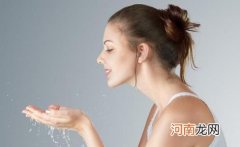 经常用盐水洗脸有什么好处 用盐水洗脸好吗
