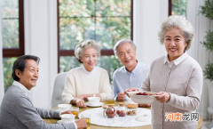 吃饭时经常用筷子敲碗的人 为什么吃饭要等老人先动筷子