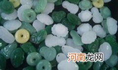 翡翠用光照出来什么颜色的好 在什么光线下看翡翠好