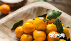 金桔带皮吃还是去皮吃