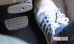 自动挡踩油门的时候车子一抖一抖的