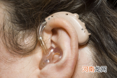 戴助听器的孩子是不是很惨