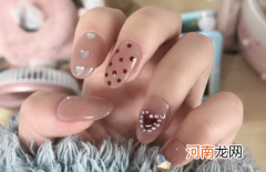 穿戴美甲胶水用什么可以洗掉