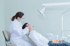 拔牙后棉球是吐出来还是手拿出来