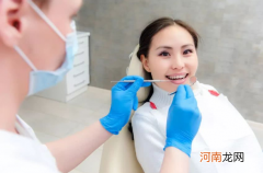 拔牙后棉球要咬的越紧越好吗