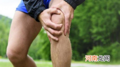 一只膝盖疼一只不疼是不是缺钙