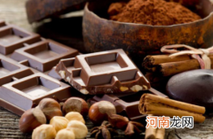 黑巧克力表面起了白霜还能吃吗