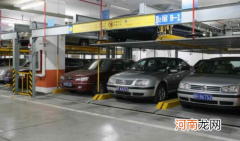 停车车头下方有一滩水像油像水