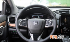 新车停车轮胎正方向盘不正什么问题