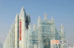 哈尔滨冰雪大世界离哪个火车站近