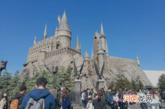 北京环球影城可以穿人字拖吗