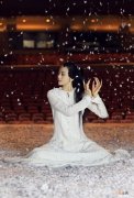 杨丽萍为什么总戴帽子和围巾 杨丽萍为什么总戴帽子
