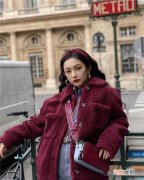 皮肤暗黄的人穿什么颜色显白 冷黄皮适合的衣服颜色