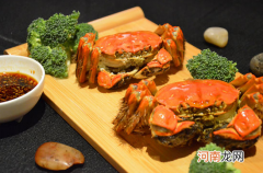 大闸蟹蒸的时候要放盘中吗