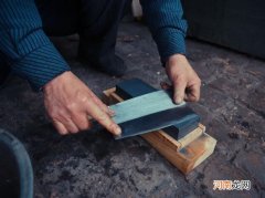为了防止菜刀生锈常采用的方法
