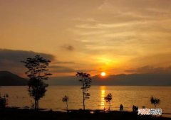 写夕阳下的湖面句子