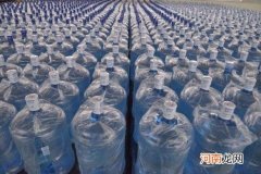 桶装水的盖子怎么打开